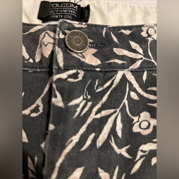 Volcom Womens Short Shorts Juniors Size 7 Floral Cotton Casual Low Rise Shortie - Picture 6 of 8